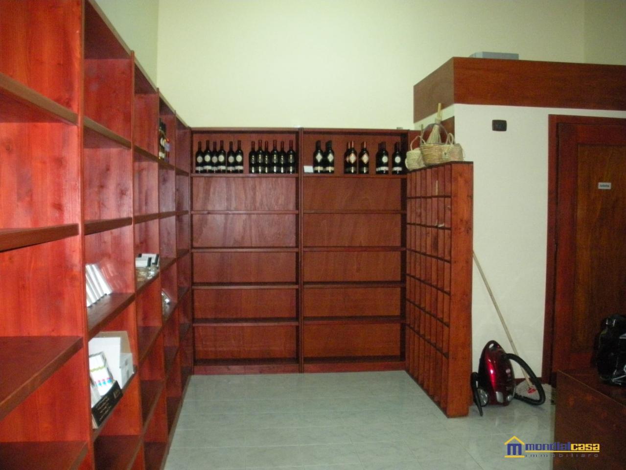 Negozio in Via dei Medici, Pachino, {3} - Foto 2
