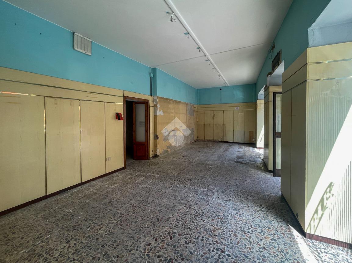 Negozio in Via Gaspare Aselli 28, Cremona, {3} - Foto 1