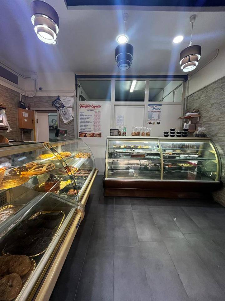 Esercizio commerciale in Via Tribuni della Plebe, Napoli, {3} - Foto 2