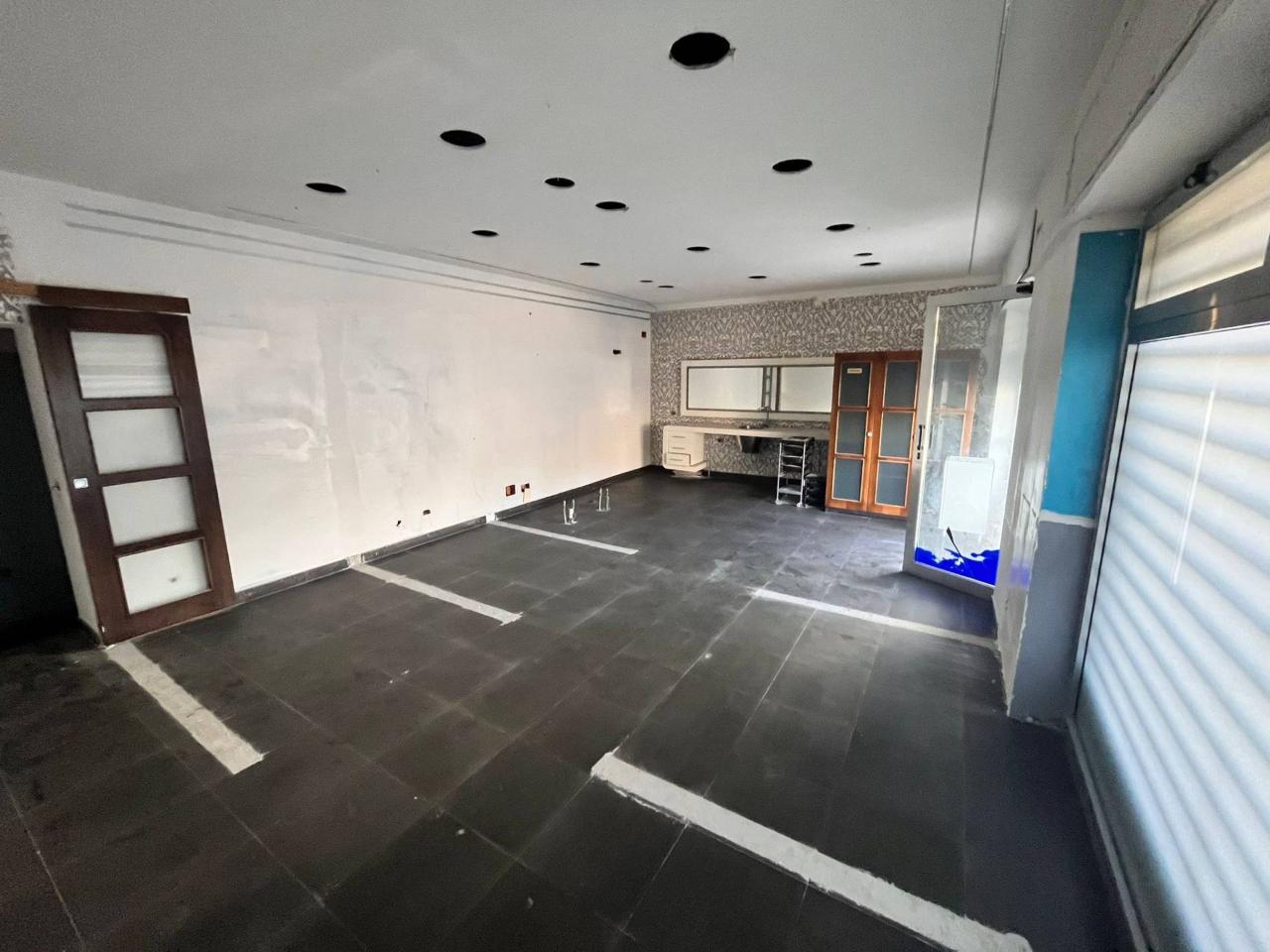 Esercizio commerciale in Piazza Gabriele d'Annunzio, Napoli, {3} - Foto 2