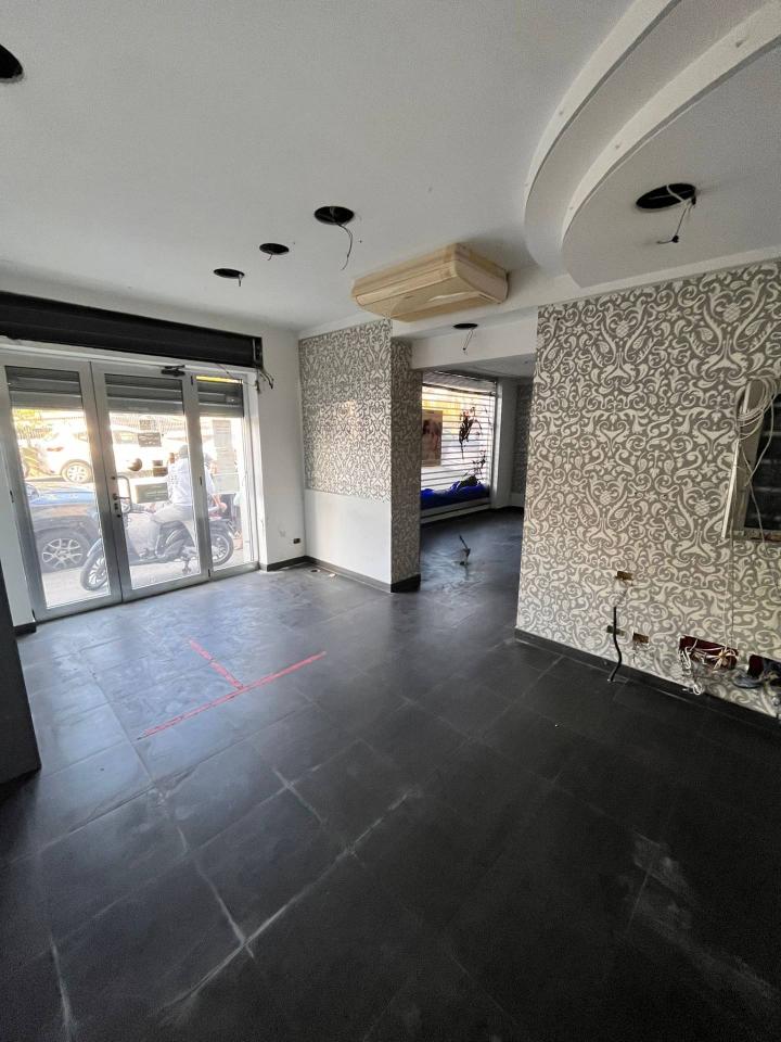 Esercizio commerciale in Piazza Gabriele d'Annunzio, Napoli, {3} - Foto 2