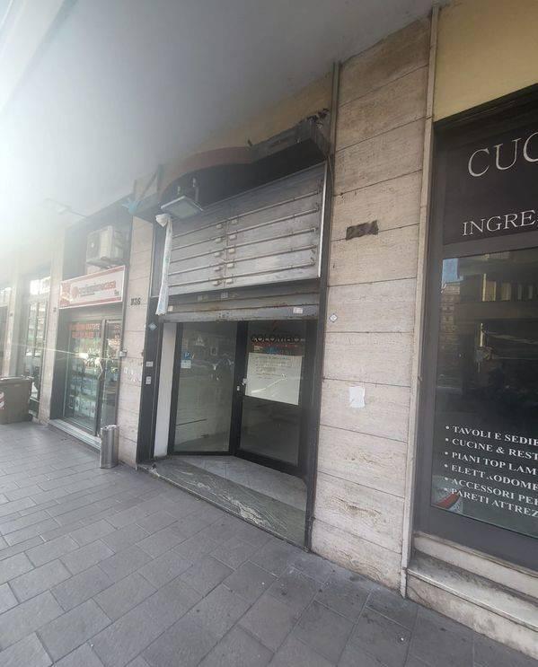 Esercizio commerciale in Via Francesco Cilea, Napoli, {3} - Foto 2