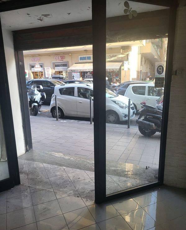 Esercizio commerciale in Via Francesco Cilea, Napoli, {3} - Foto 1