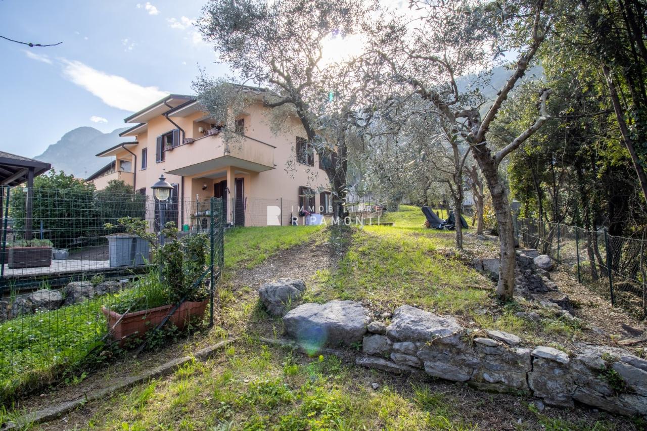 casa indipendente in vendita ad Oliveto Lario in zona Vassena