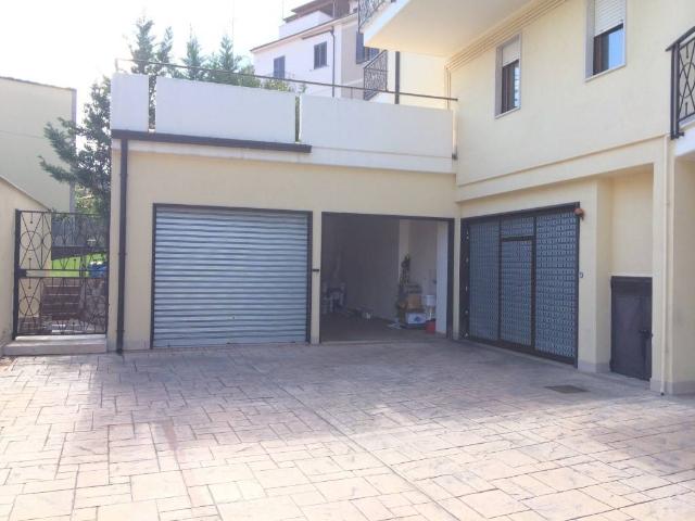 Garage or car box in {3}, Viale Gabriele d'Annunzio - Photo 1