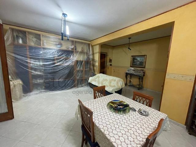 4-room flat in Via Ugo Foscolo, Sant'Antimo - Photo 1