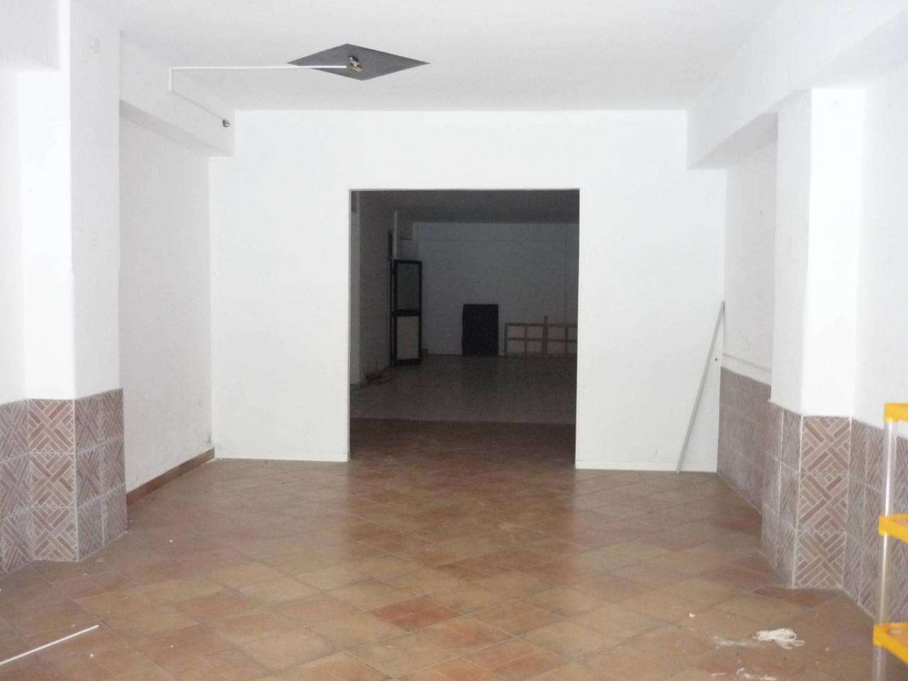 Locale commerciale in Via Giacomo Manna, Crotone - Foto 1