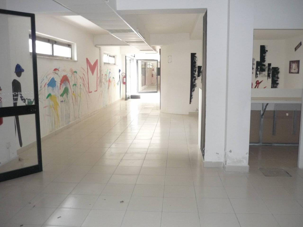 Magazzino in Via Gioacchino da Fiore, Crotone - Foto 1
