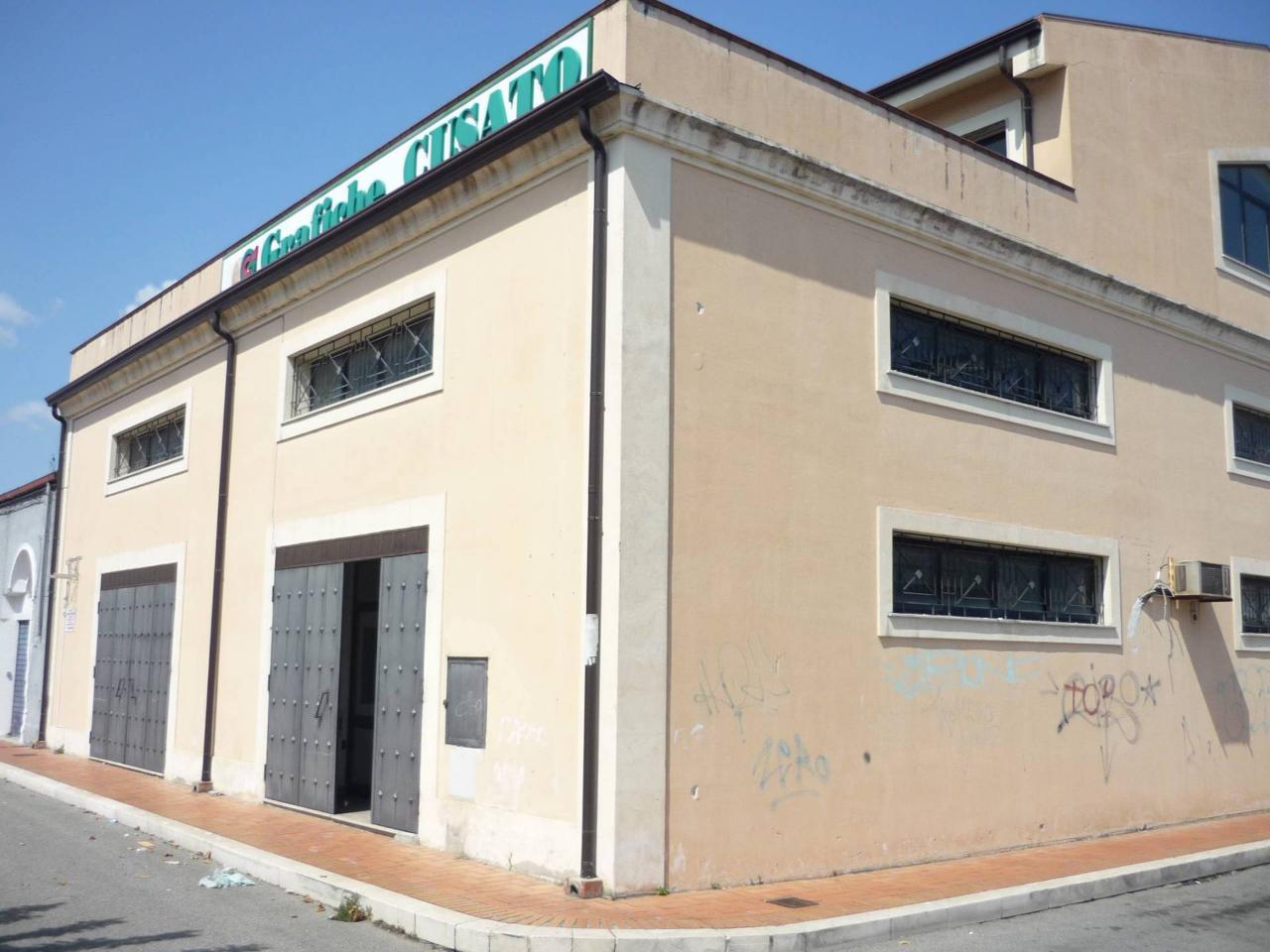 Locale commerciale in Via Mario Nicoletta, Crotone - Foto 1