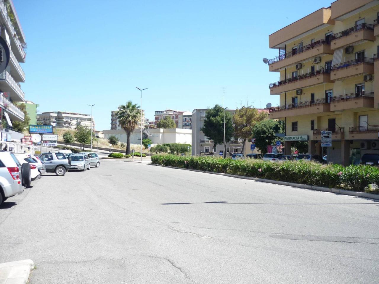 Locale commerciale in Viale Leonardo Gallucci, Crotone - Foto 1