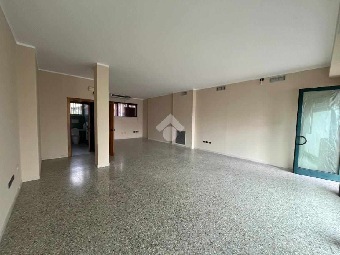 Negozio in Via Riva del Grappa 27, Cittadella, {3} - Foto 2