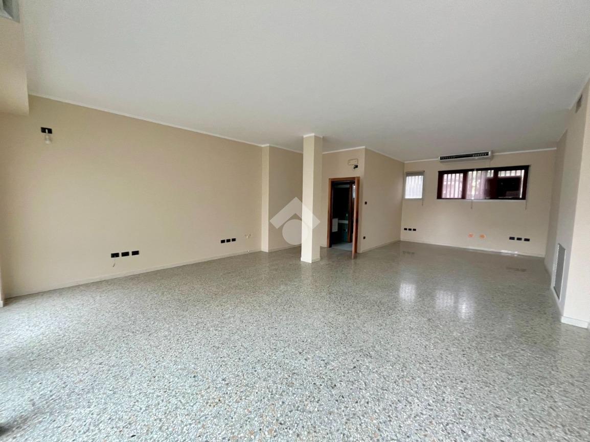 Negozio in Via Riva del Grappa 27, Cittadella, {3} - Foto 1