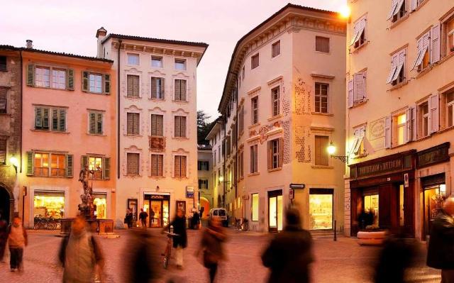 Shop in {3}, Piazza Damiano Chiesa - Photo 1