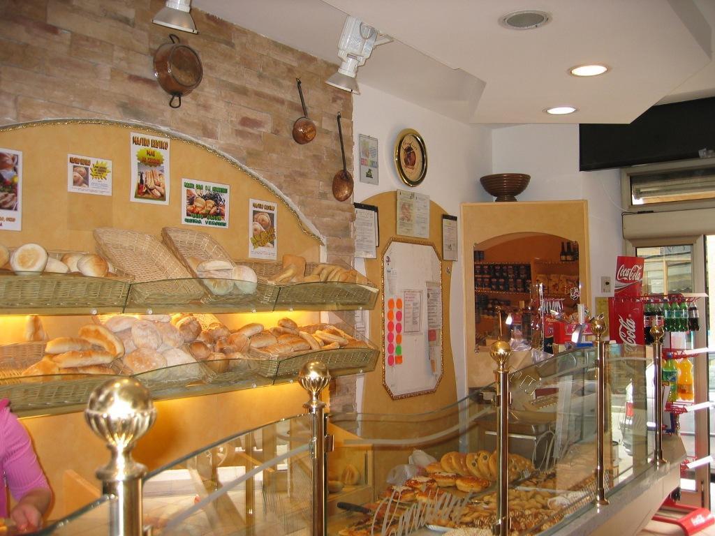 Locale commerciale in , Legnano, {3} - Foto 1