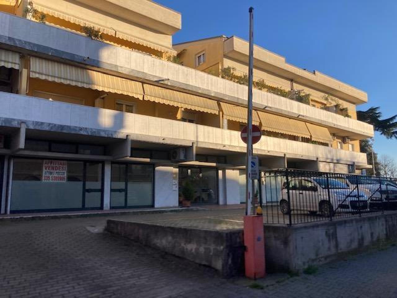 Negozio in Via Filippo Turati, Carrara - Foto 1