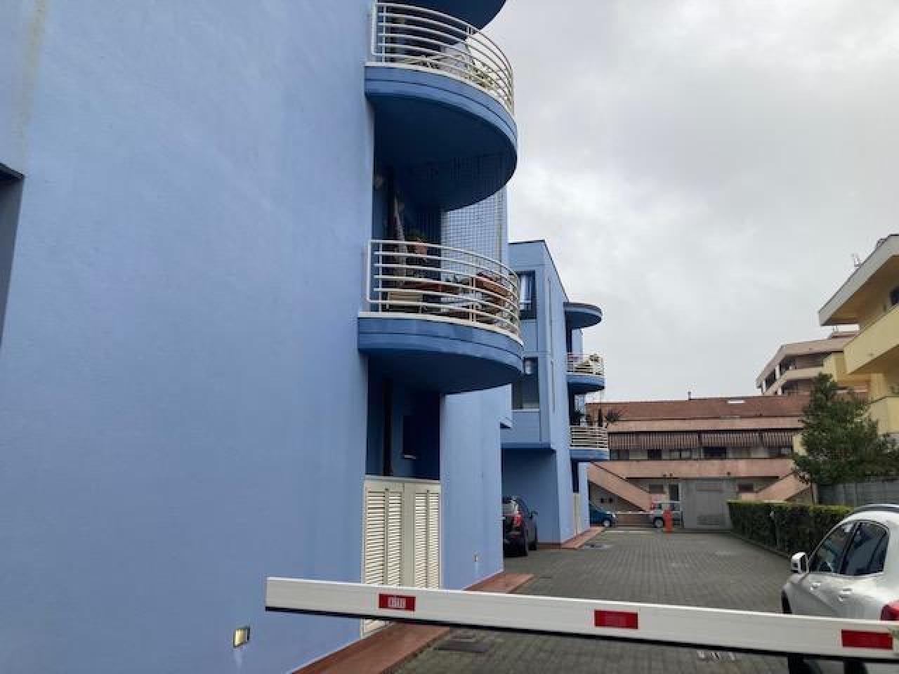 Magazzino in Via Alessandro Volta 52, Viareggio - Foto 1