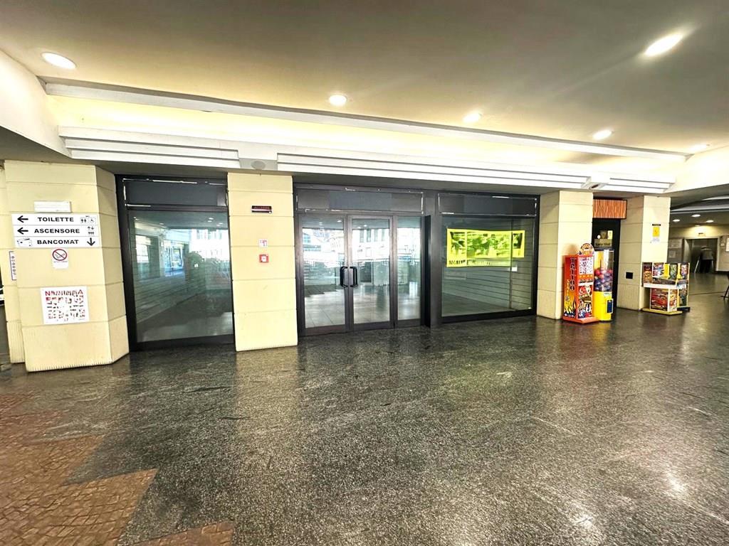 Negozio in Corso Carlo Alberto di Savoia, Lecco, {3} - Foto 2