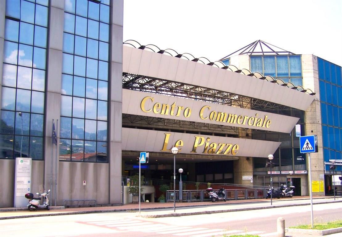 Negozio in Corso Carlo Alberto di Savoia, Lecco, {3} - Foto 1