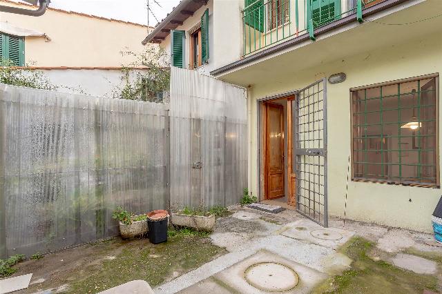 Attached house in Via del Ferro, Prato - Photo 1