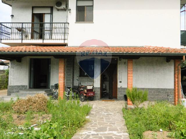 Villa in Via Po 7, Castano Primo - Foto 1