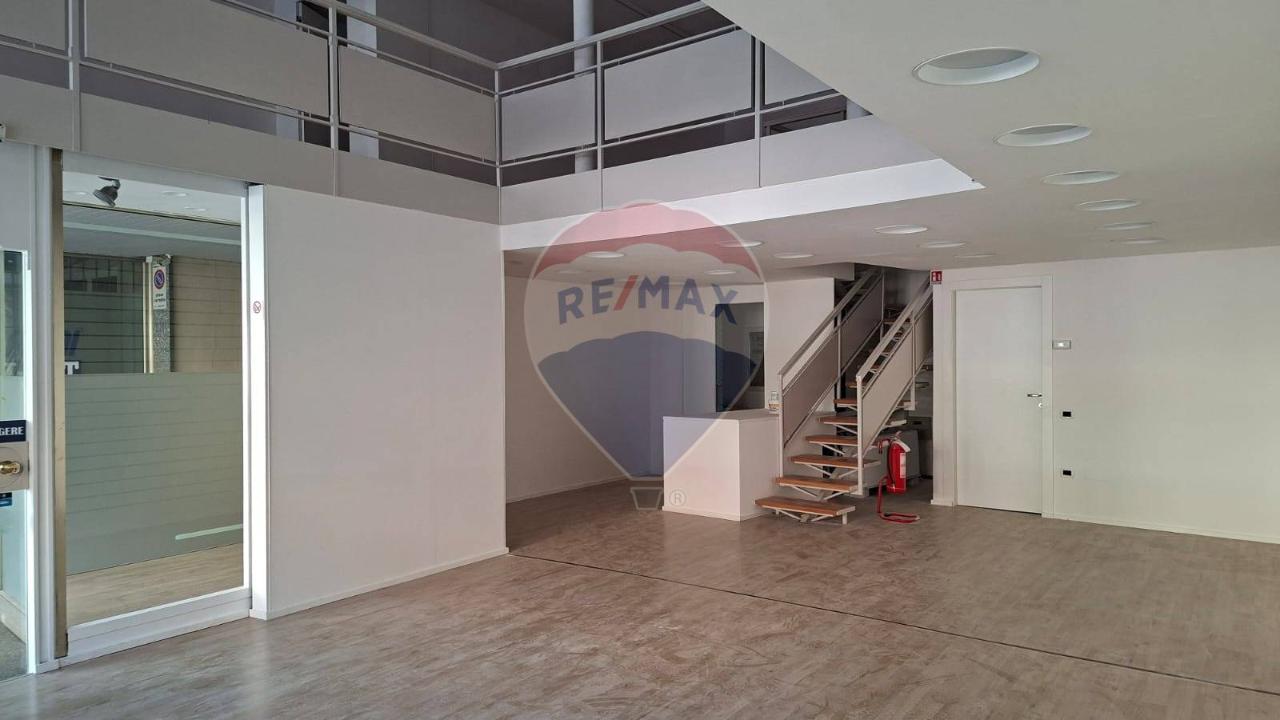 Negozio in Via XXV Aprile 37, Besozzo, {3} - Foto 1