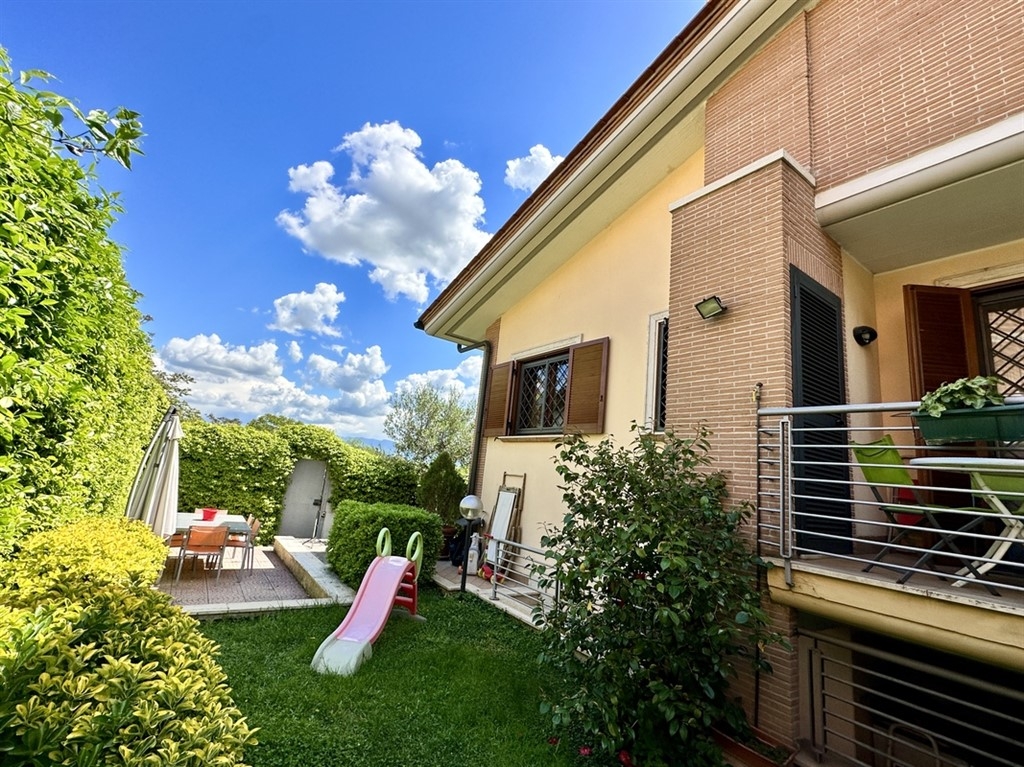 Villa quadrifamiliare in vendita a Roma