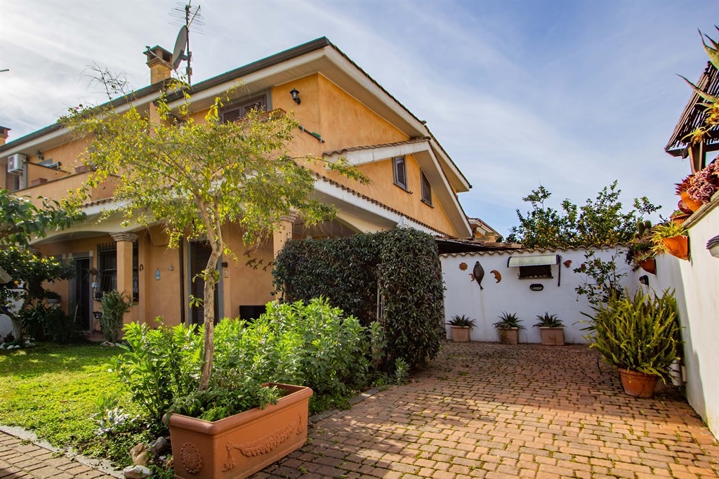 Villa a schiera in vendita a Pomezia