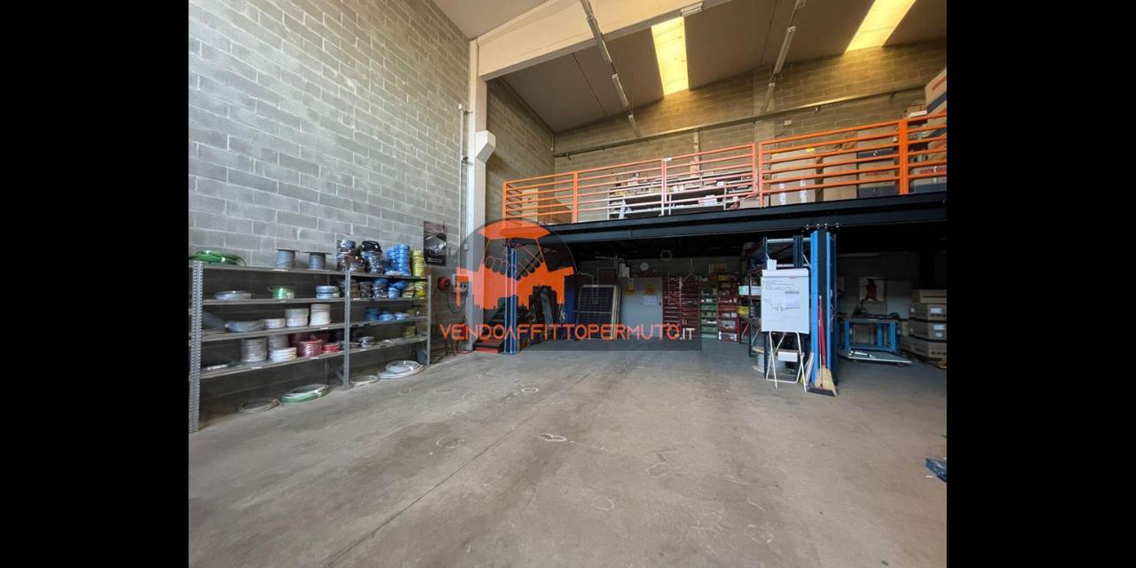 Capannone in Viale del Lavoro, Romano Di Lombardia, {3} - Foto 1
