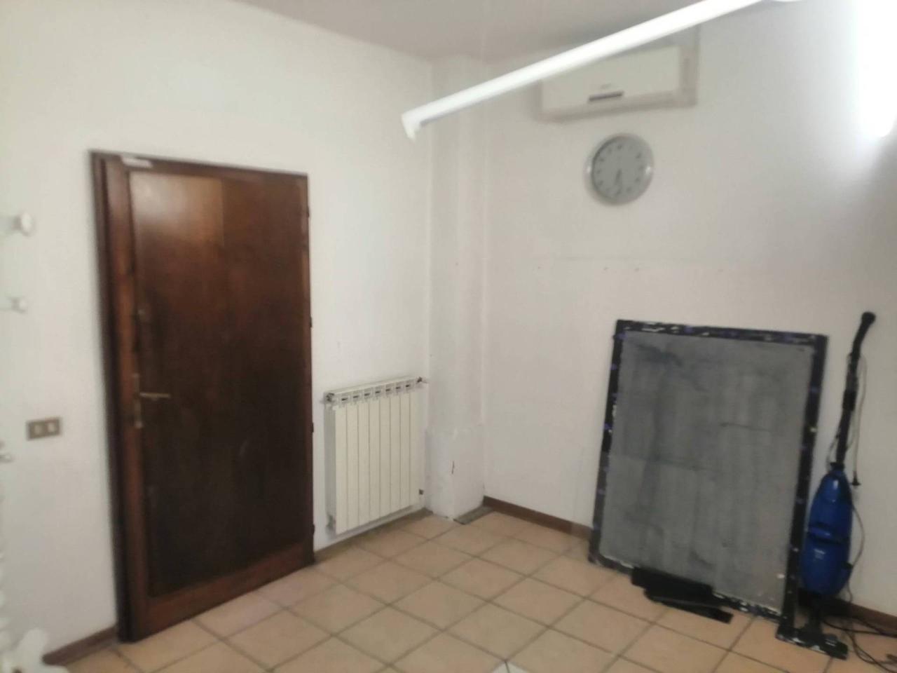 Palazzina commerciale in Via Radici in Piano, Sassuolo, {3} - Foto 1