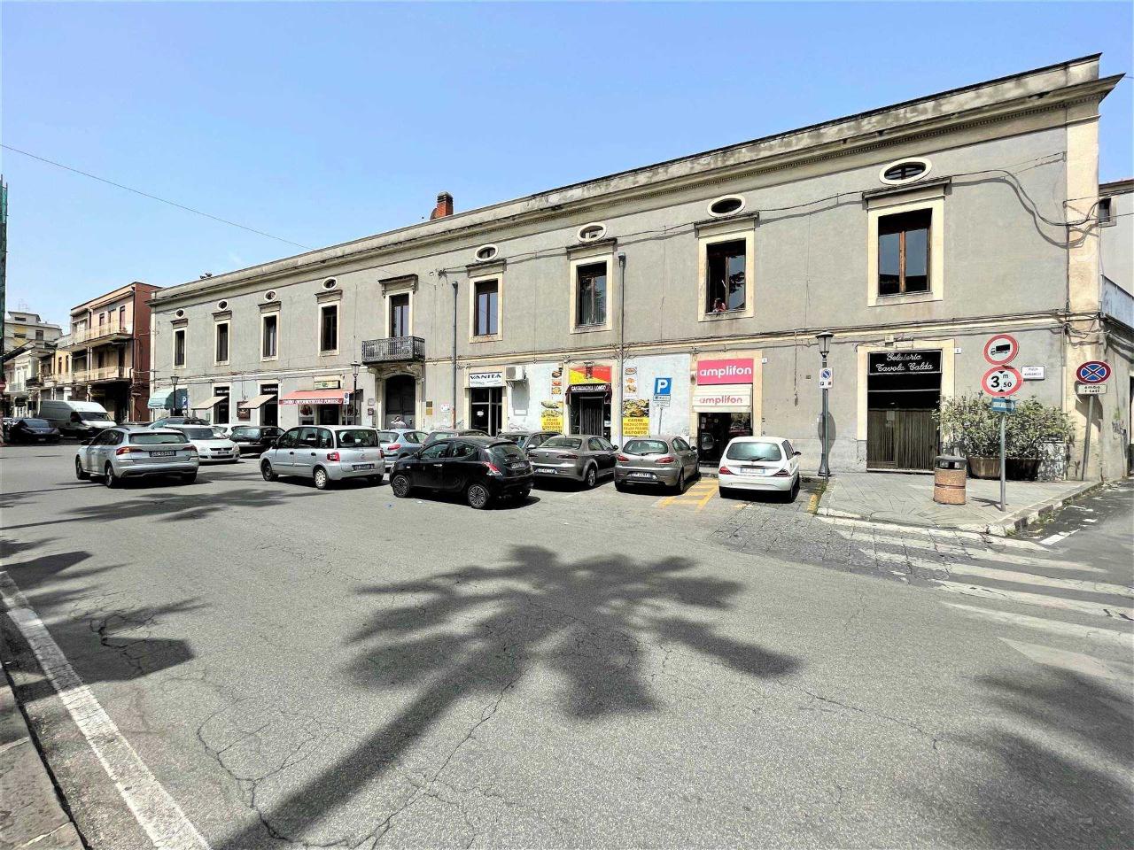 Negozio in Piazza Manganelli, San Giovanni La Punta, {3} - Foto 2