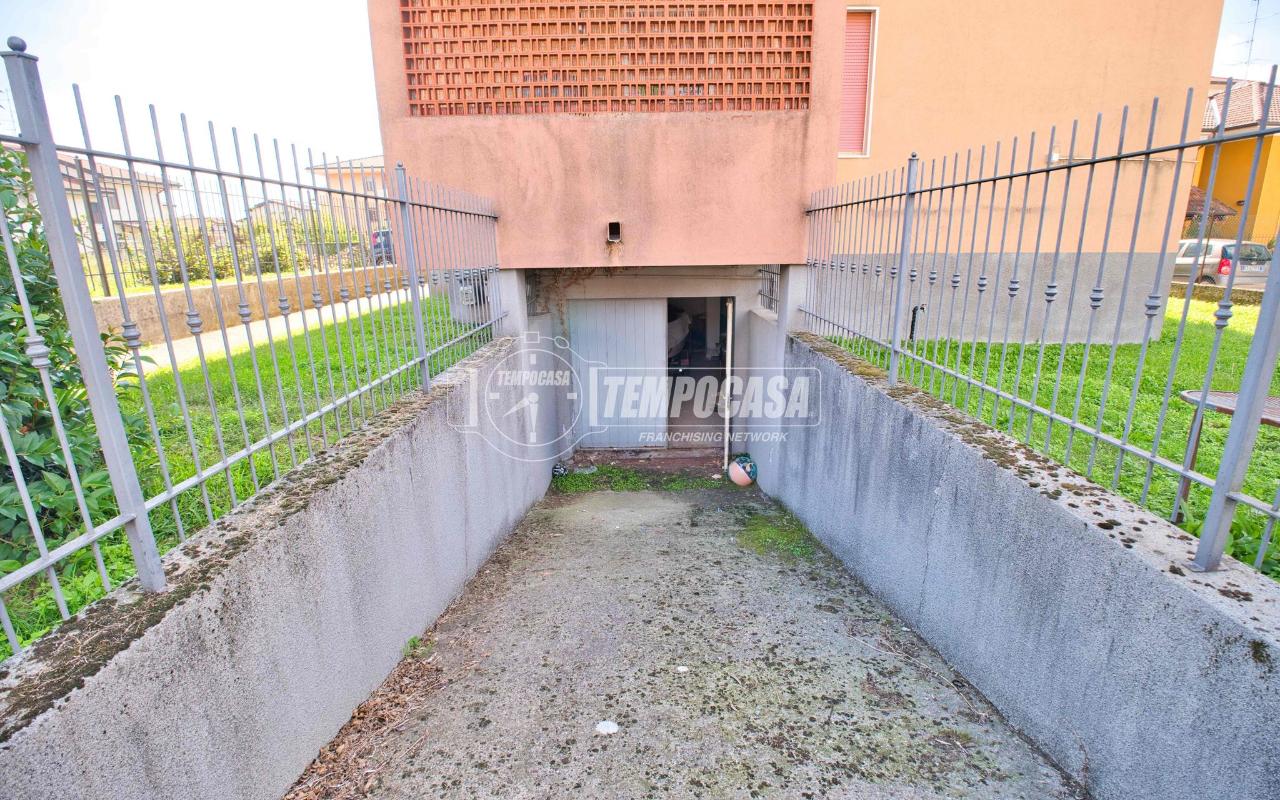Laboratorio in , Romentino, {3} - Foto 2