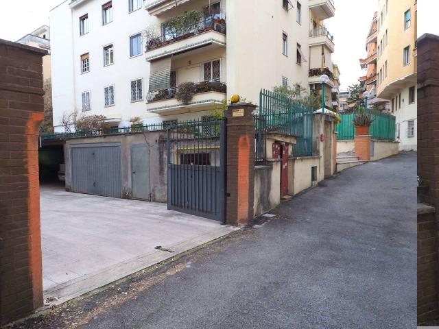 Garage or car box in Via Felice Nerini, Roma - Photo 1