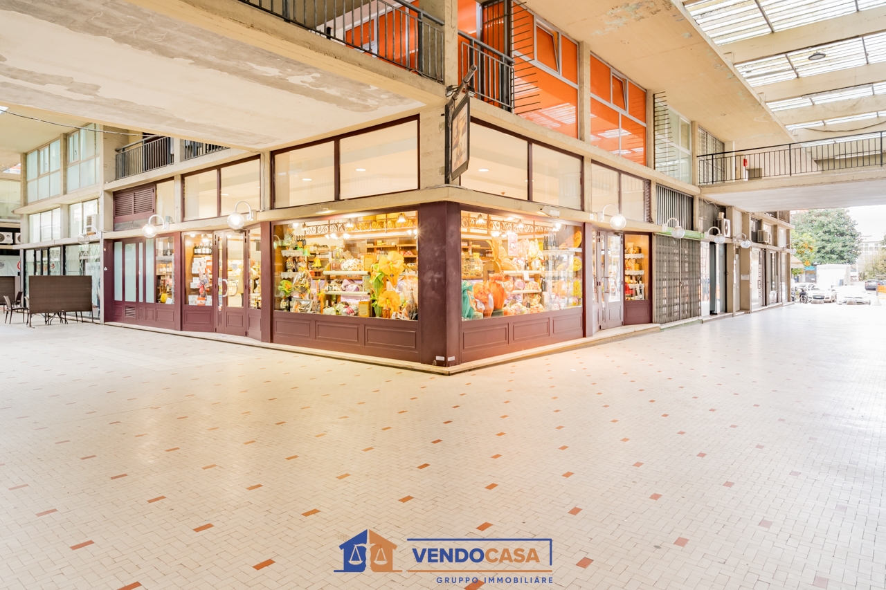 Negozio in Viale Eugenio Chiesa, Massa - Foto 1