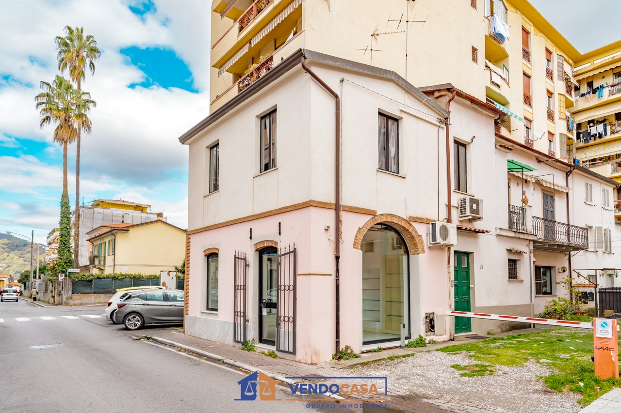 Negozio in Via Giovanni Pascoli 31, Massa - Foto 1