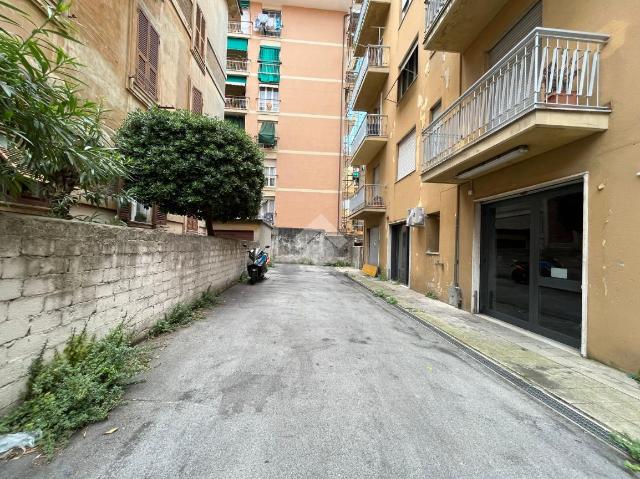 Negozio in Via Tripoli, Chiavari - Foto 1