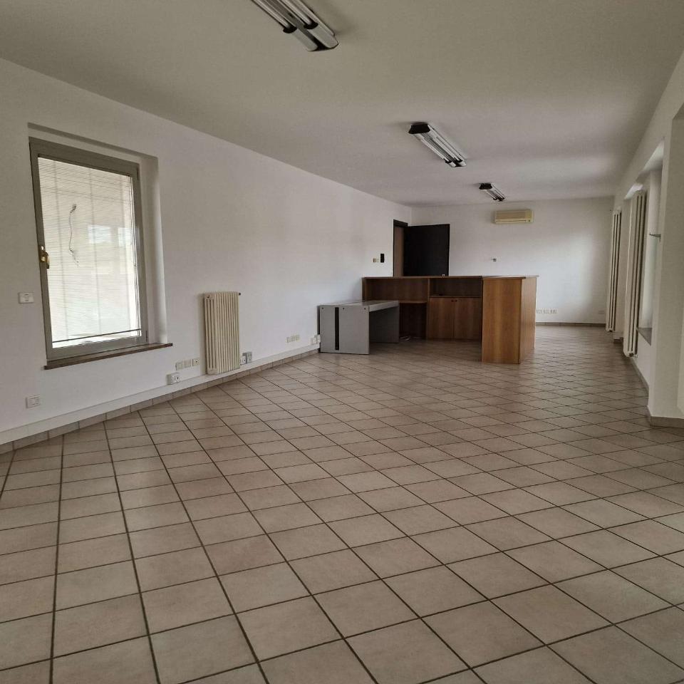 Ufficio in Via Nenni 2, Langhirano, {3} - Foto 2