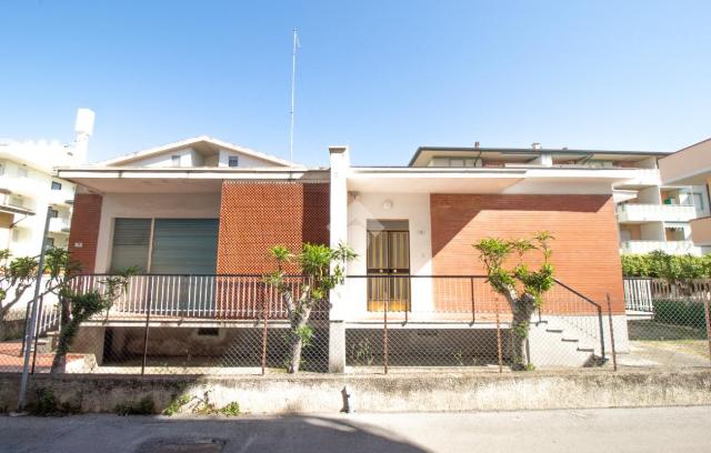 Villa in Via Venezia Giulia 15, Montesilvano - Foto 1