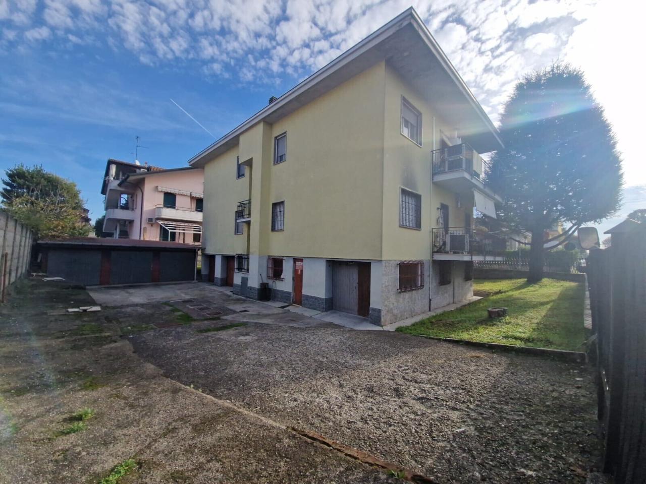 Parcheggio chiuso in Via Leopardi 15, Lainate, {3} - Foto 1