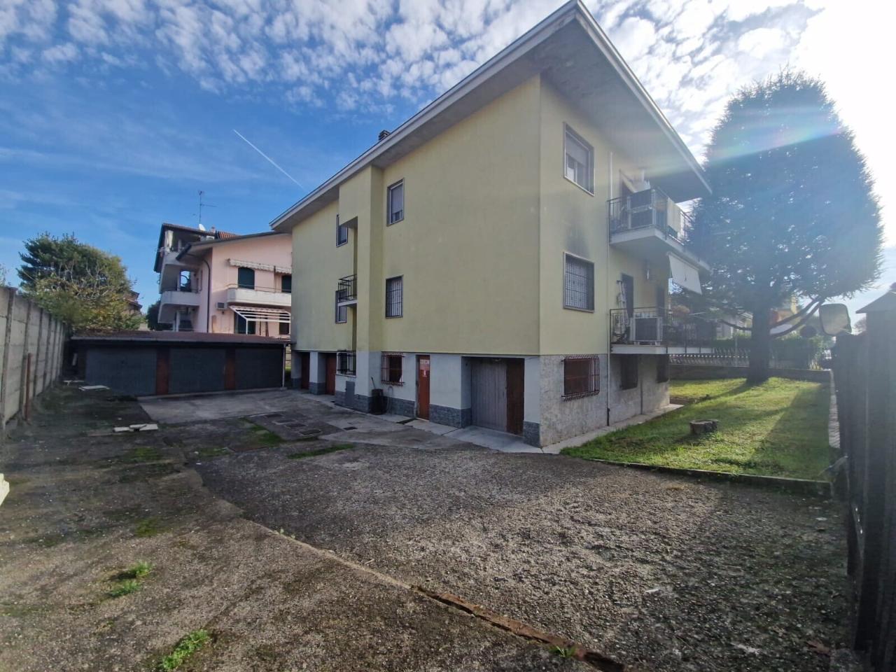 Parcheggio chiuso in Via Leopardi 15, Lainate, {3} - Foto 2