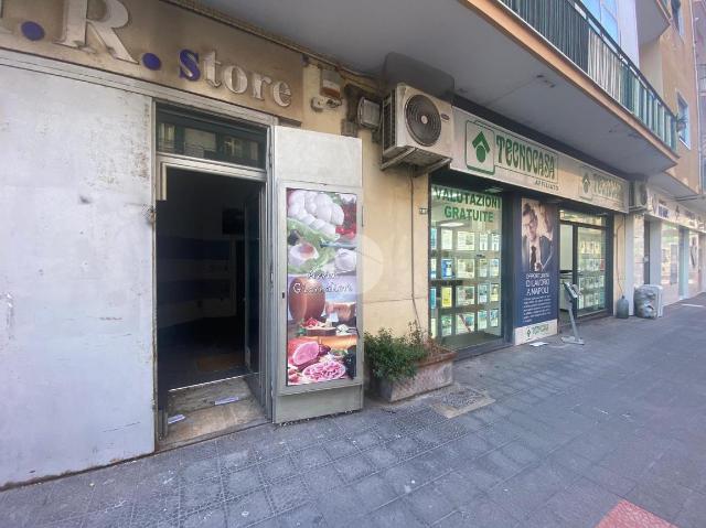 Negozio in Viale Cavalleggeri d'Aosta 103, Napoli - Foto 1