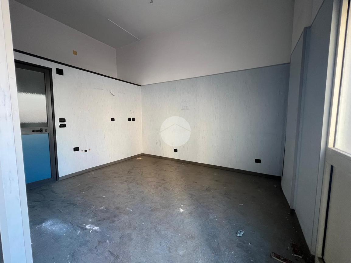 Magazzino in Via Aquileia 37, Napoli, {3} - Foto 1