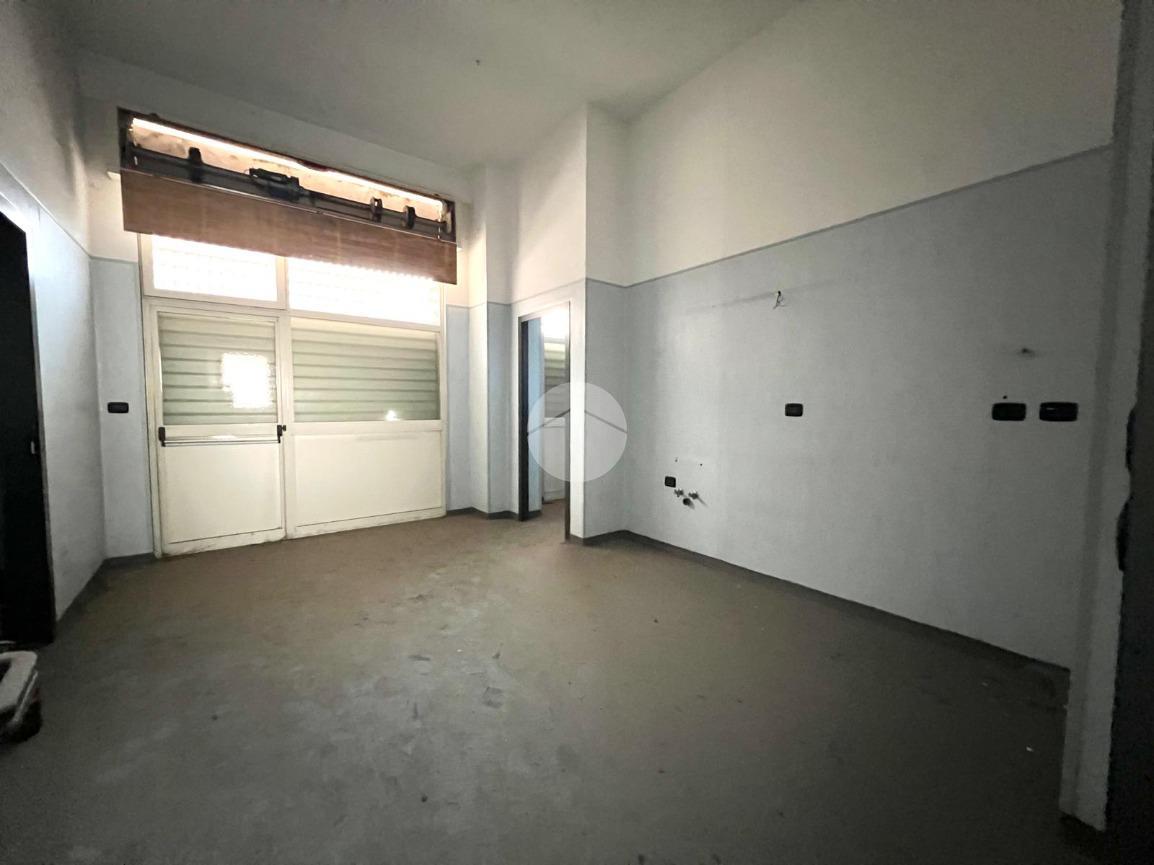 Magazzino in Via Aquileia 37, Napoli, {3} - Foto 2