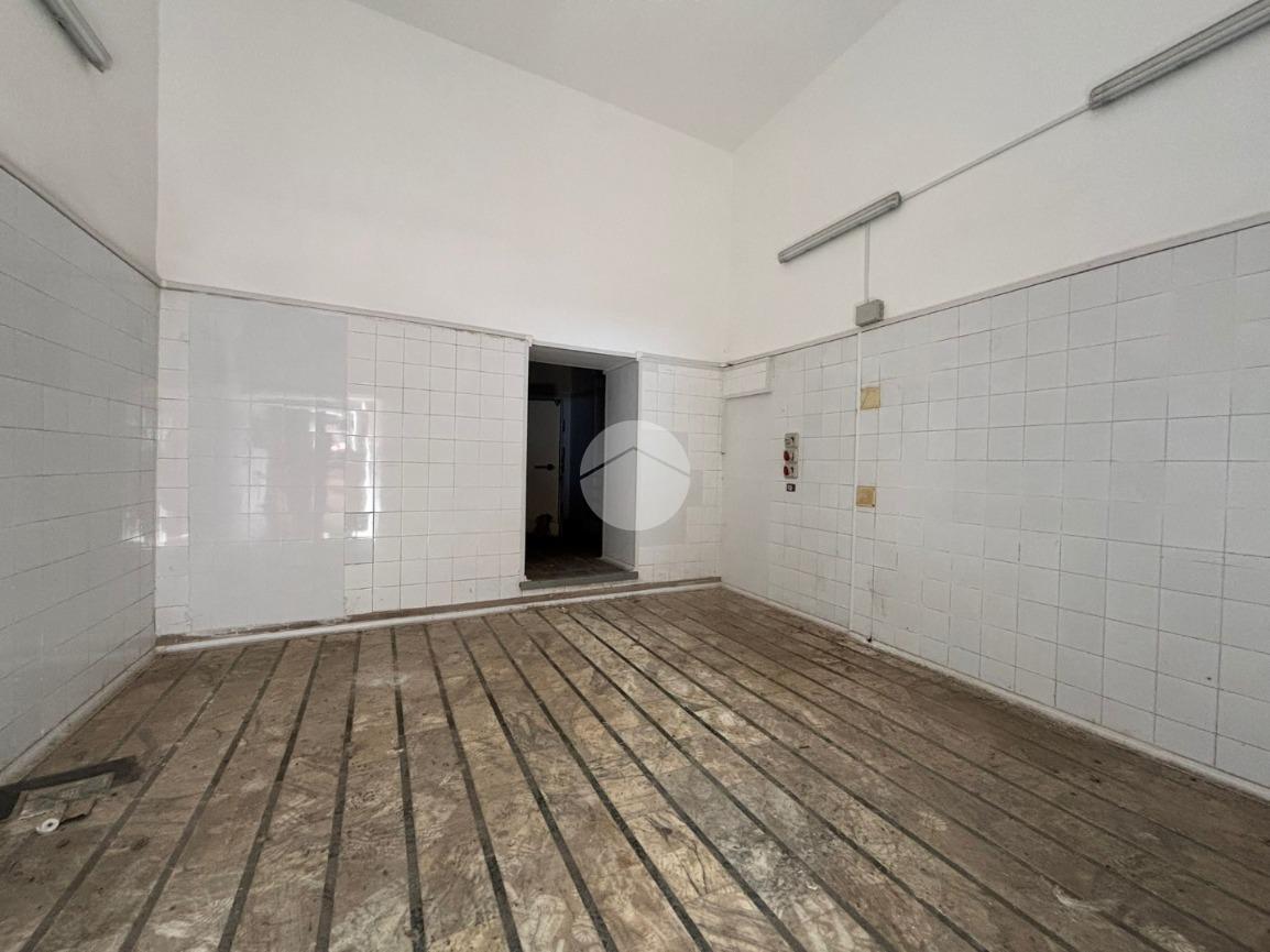 Negozio in Via Sant' Antonio Abate 177, Napoli, {3} - Foto 2