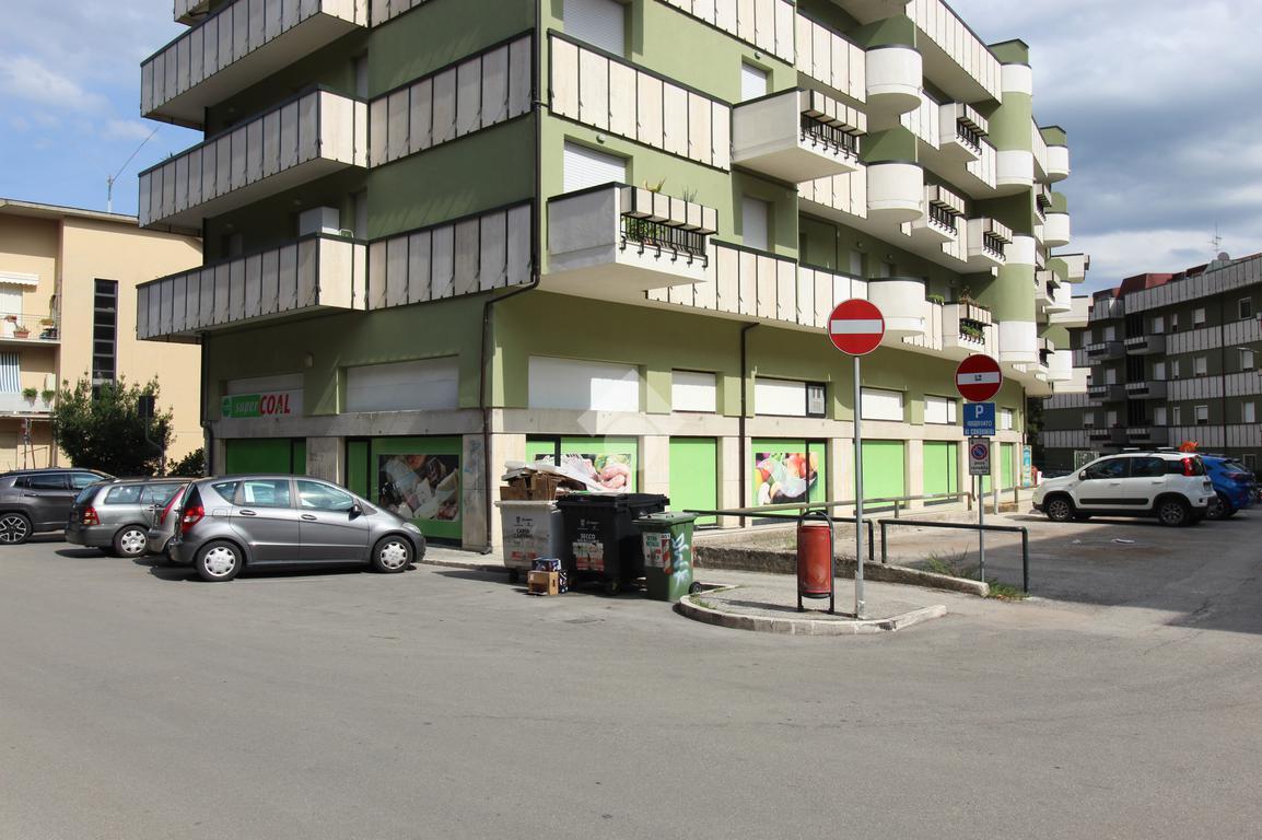 Negozio in Via Boito 1, Ascoli Piceno, {3} - Foto 2