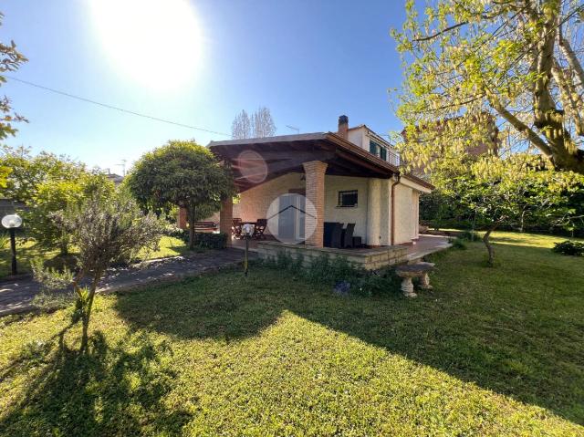 Villa in Via Piave 22, Anzio - Foto 1