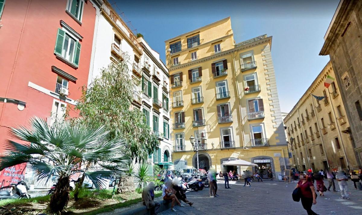 Negozio in Piazza Santa Maria La Nova 17, Napoli - Foto 1