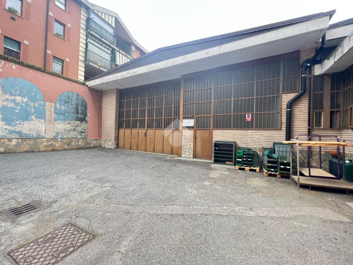 Magazzino in Via C. Battisti 107, Collegno - Foto 1