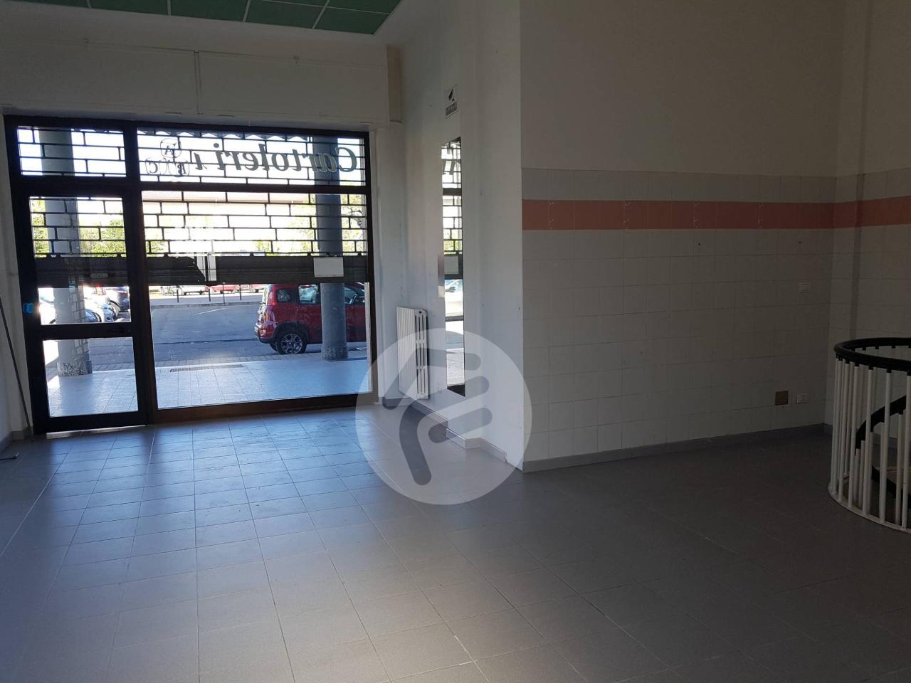 Esercizio commerciale in Via Battisti 11, Trofarello, {3} - Foto 2