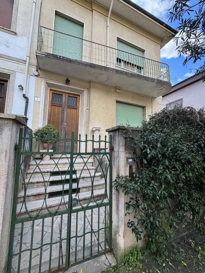 casa indipendente in vendita a Viareggio in zona Campo d'Aviazione