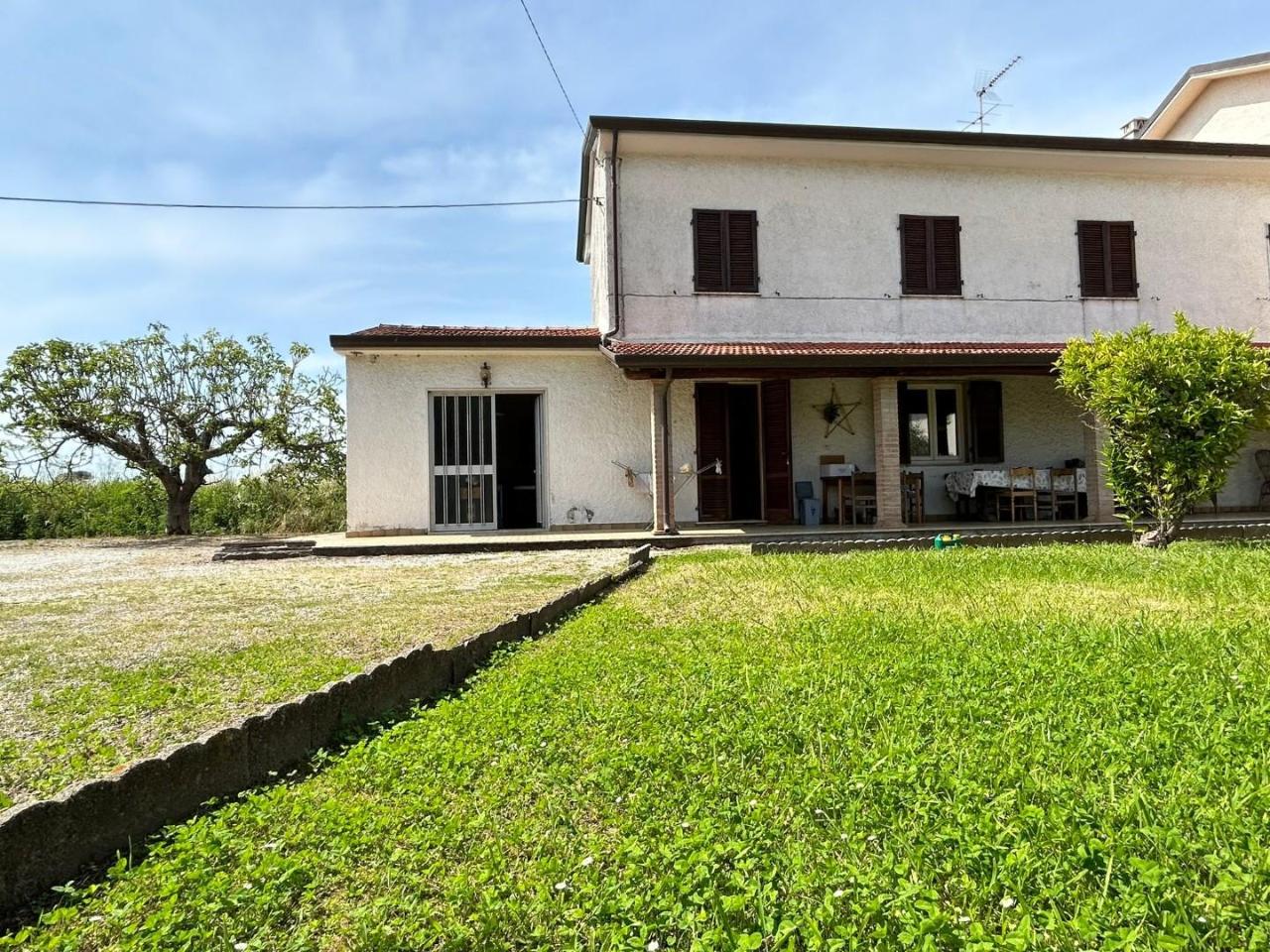 Villa trifamiliare in vendita a Camaiore